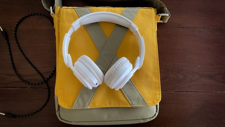Trendy Headphone Designs That Make a Statement